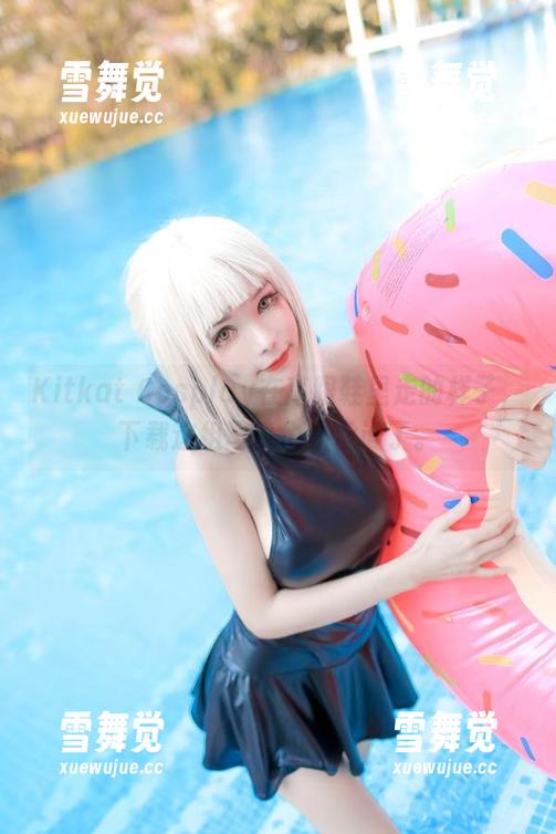 Kitkat Cosplay在高跟鞋里走的样子，下载这组写真也是没谁了。